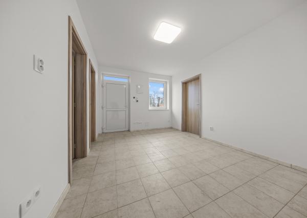 NA PREDAJ – 2-IZB. DOMČEK Rohovce, 25 min od BA