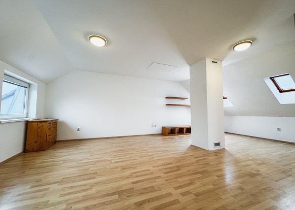 Predaj priestranného 4 izbového rodinného domu s bazénom na Kolibe