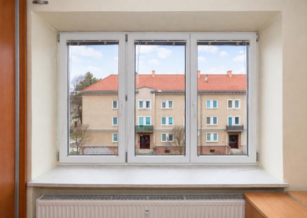 PREDAJ 2-IZBOVÝ BYT S BALKÓNOM V TEHLOVOM DOME – ul. 1. MÁJA