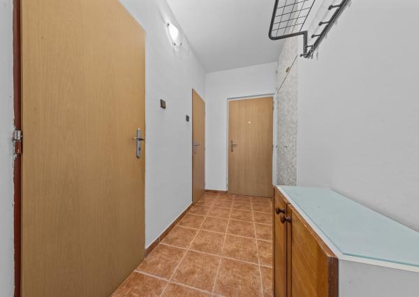 Na predaj praktický 3-izbový byt s loggiou v obľúbenej a tichej časti Karlovej Vsi na Púpavovej ulici