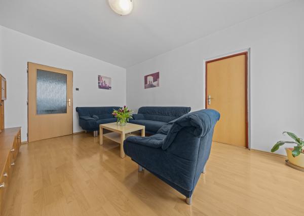 Na predaj praktický 3-izbový byt s loggiou v obľúbenej a tichej časti Karlovej Vsi na Púpavovej ulici