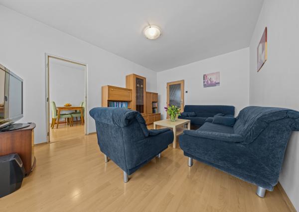 Na predaj praktický 3-izbový byt s loggiou v obľúbenej a tichej časti Karlovej Vsi na Púpavovej ulici