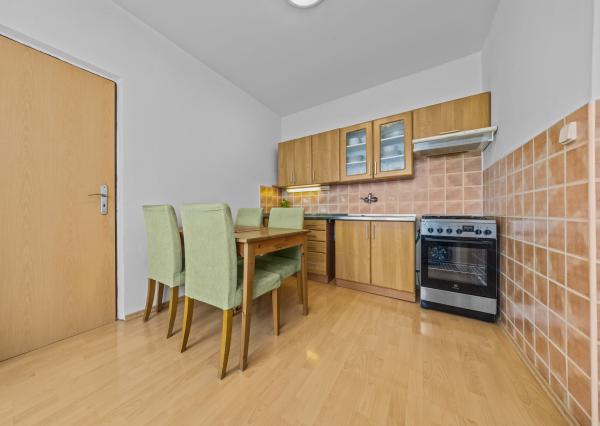 Na predaj praktický 3-izbový byt s loggiou v obľúbenej a tichej časti Karlovej Vsi na Púpavovej ulici