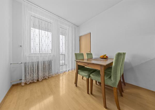 Na predaj praktický 3-izbový byt s loggiou v obľúbenej a tichej časti Karlovej Vsi na Púpavovej ulici