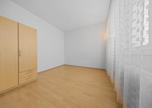 Na predaj praktický 3-izbový byt s loggiou v obľúbenej a tichej časti Karlovej Vsi na Púpavovej ulici