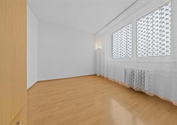 Na predaj praktický 3-izbový byt s loggiou v obľúbenej a tichej časti Karlovej Vsi na Púpavovej ulici