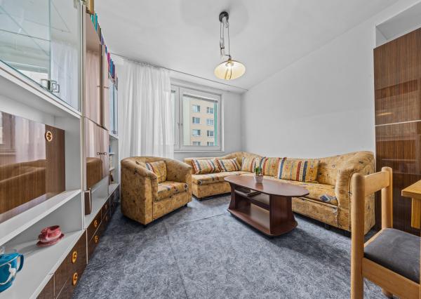 Na predaj praktický 3-izbový byt s loggiou v obľúbenej a tichej časti Karlovej Vsi na Púpavovej ulici