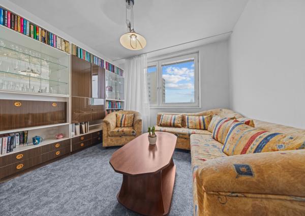 Na predaj praktický 3-izbový byt s loggiou v obľúbenej a tichej časti Karlovej Vsi na Púpavovej ulici