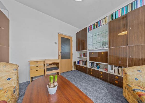 Na predaj praktický 3-izbový byt s loggiou v obľúbenej a tichej časti Karlovej Vsi na Púpavovej ulici