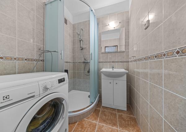 Na predaj praktický 3-izbový byt s loggiou v obľúbenej a tichej časti Karlovej Vsi na Púpavovej ulici