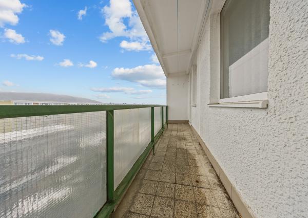 Na predaj praktický 3-izbový byt s loggiou v obľúbenej a tichej časti Karlovej Vsi na Púpavovej ulici