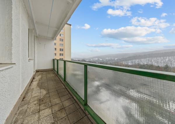 Na predaj praktický 3-izbový byt s loggiou v obľúbenej a tichej časti Karlovej Vsi na Púpavovej ulici