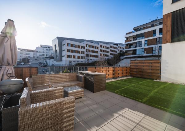 Exkluzívny 4-izbový byt s loggiou a súkromnou záhradou na lukratívnej adrese Pod Vtáčnikom