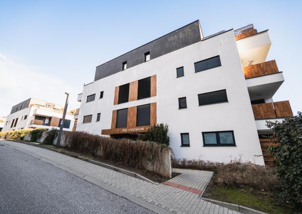 Exkluzívny 4-izbový byt s loggiou a súkromnou záhradou na lukratívnej adrese Pod Vtáčnikom