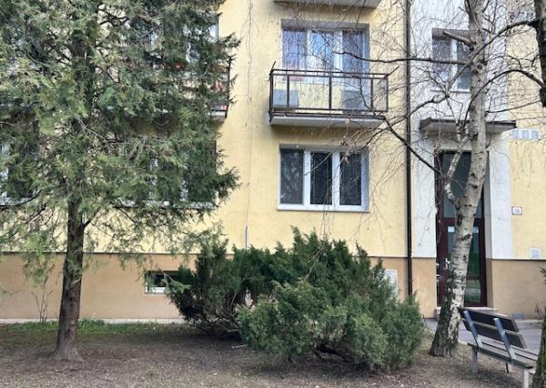 PREDAJ: Slnečný 3-izbový byt v srdci Ružinova – tehla a zeleň