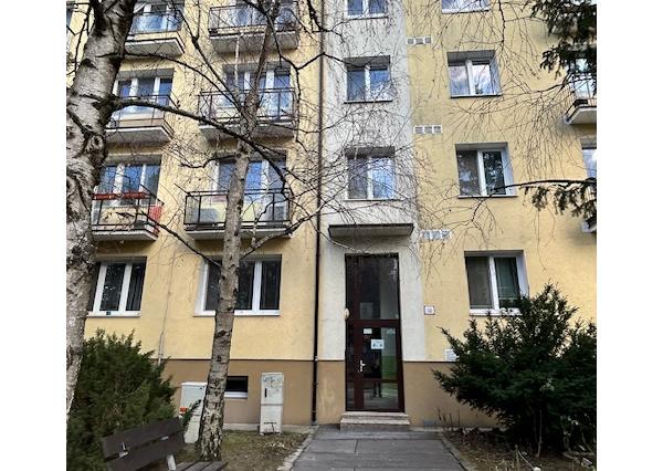 PREDAJ: Slnečný 3-izbový byt v srdci Ružinova – tehla a zeleň