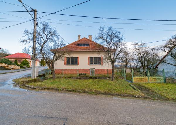 NA PREDAJ Rodinný dom s pozemkom 1188 m² - Moravské Lieskové