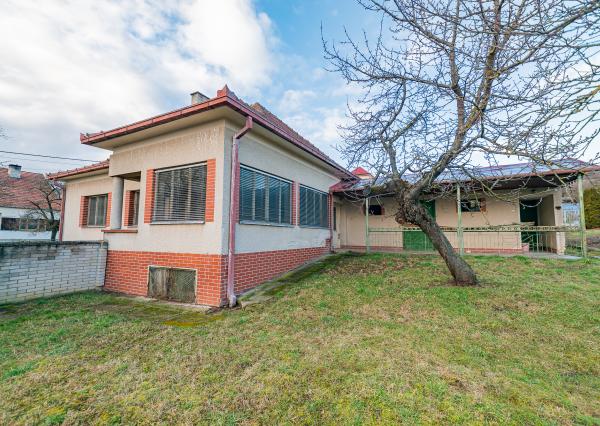 NA PREDAJ Rodinný dom s pozemkom 1188 m² - Moravské Lieskové