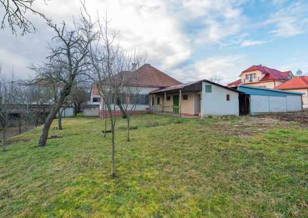 NA PREDAJ Rodinný dom s pozemkom 1188 m² - Moravské Lieskové