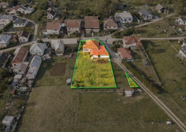 NA PREDAJ Rodinný dom s pozemkom 1188 m² - Moravské Lieskové