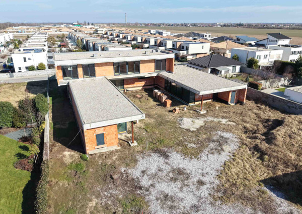 PREDAJ RODINNEJ VILY S WELLNESS A POZEMKOM 2548 m² – ROVINKA