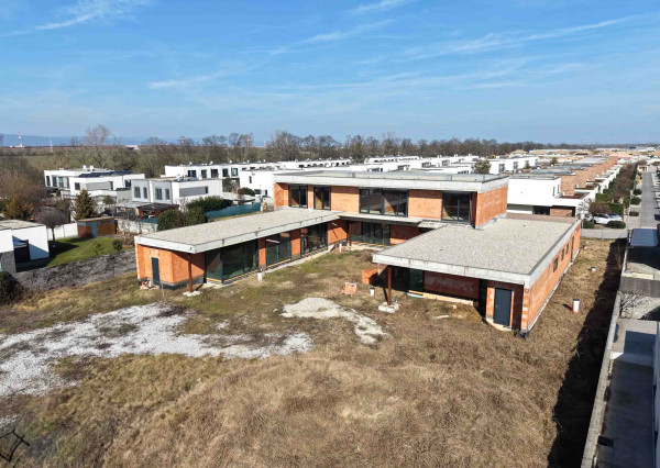 PREDAJ RODINNEJ VILY S WELLNESS A POZEMKOM 2548 m² – ROVINKA