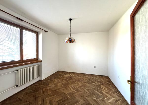 Na predaj priestranný 3-izbový byt s balkónom – Holíč, ul. M. Nešpora.