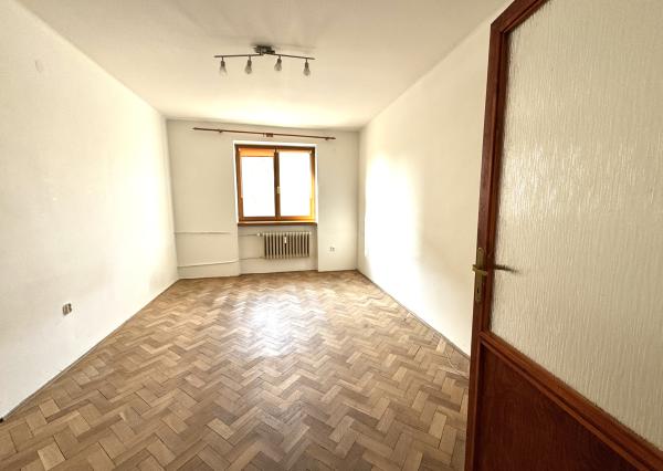 Na predaj priestranný 3-izbový byt s balkónom – Holíč, ul. M. Nešpora.