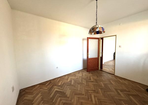 Na predaj priestranný 3-izbový byt s balkónom – Holíč, ul. M. Nešpora.