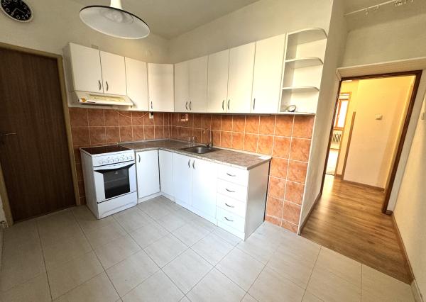 Na predaj priestranný 3-izbový byt s balkónom – Holíč, ul. M. Nešpora.