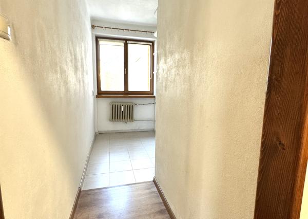 Na predaj priestranný 3-izbový byt s balkónom – Holíč, ul. M. Nešpora.