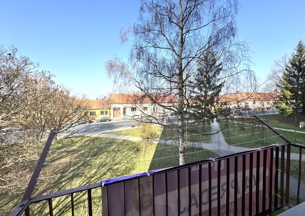 Na predaj priestranný 3-izbový byt s balkónom – Holíč, ul. M. Nešpora.