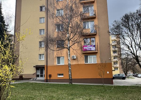 Na predaj priestranný 3-izbový byt s balkónom – Holíč, ul. M. Nešpora.