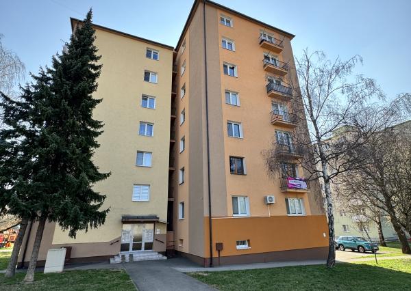 Na predaj priestranný 3-izbový byt s balkónom – Holíč, ul. M. Nešpora.