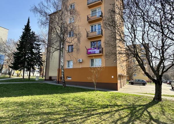 Na predaj priestranný 3-izbový byt s balkónom – Holíč, ul. M. Nešpora.