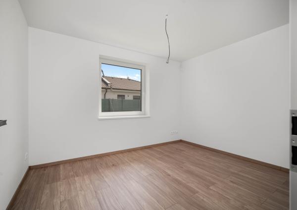 PREDAJ 3 izb. bytov v dome so záhradou, Macov, všetky IS