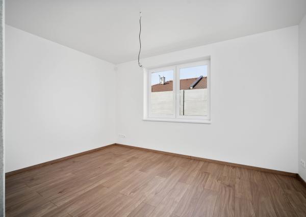 PREDAJ 3 izb. bytov v dome so záhradou, Macov, všetky IS