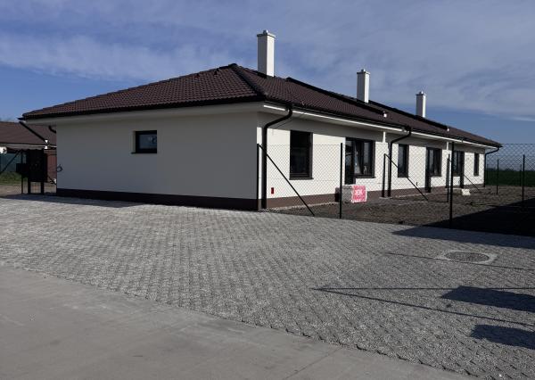 PREDAJ 3 izb. bytov v dome so záhradou, Macov, všetky IS