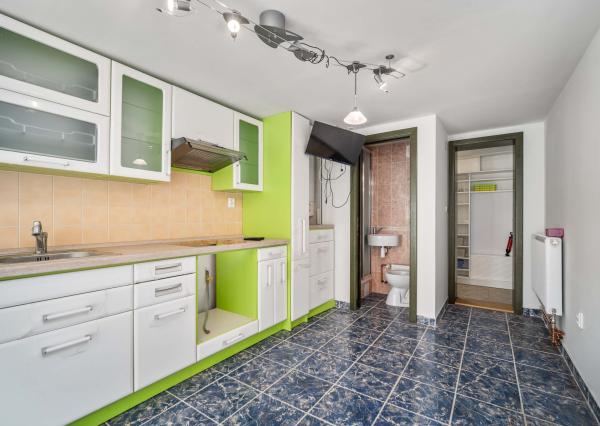 NA PREDAJ budovy s podnikateľským potenciálom, Nové Mesto nad Váhom