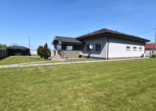 5-izbový rodinný dom s bazénom na kráľovskom pozemku (2166 m²) – Sološnica