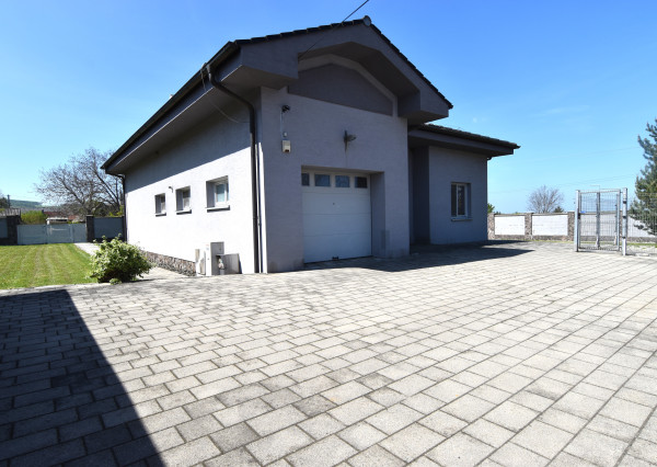 5-izbový rodinný dom s bazénom na kráľovskom pozemku (2166 m²) – Sološnica
