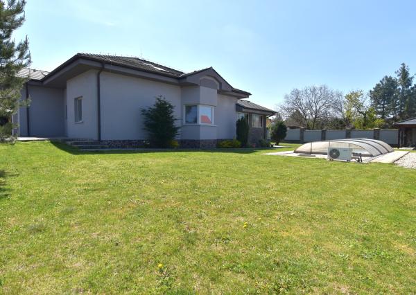 5-izbový rodinný dom s bazénom na kráľovskom pozemku (2166 m²) – Sološnica