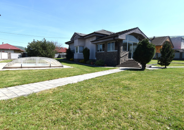 5-izbový rodinný dom s bazénom na kráľovskom pozemku (2166 m²) – Sološnica