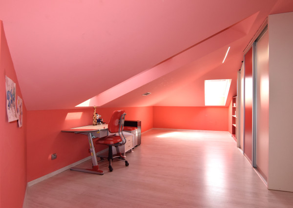 5-izbový rodinný dom s bazénom na kráľovskom pozemku (2166 m²) – Sološnica