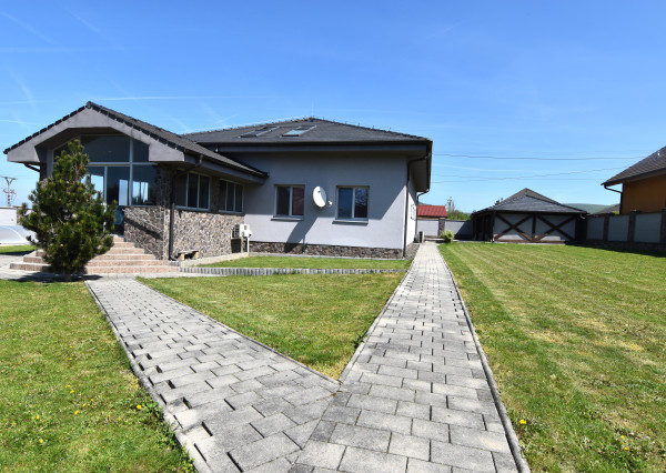 5-izbový rodinný dom s bazénom na kráľovskom pozemku (2166 m²) – Sološnica