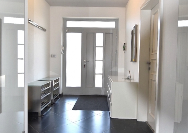 5-izbový rodinný dom s bazénom na kráľovskom pozemku (2166 m²) – Sološnica