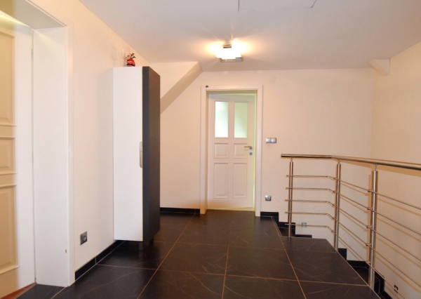 5-izbový rodinný dom s bazénom na kráľovskom pozemku (2166 m²) – Sološnica