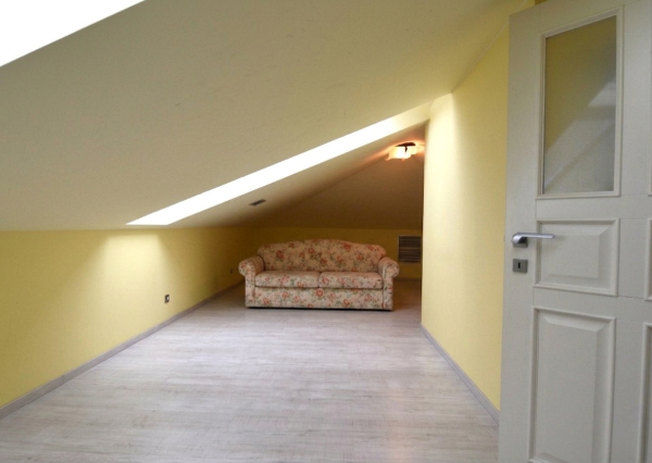5-izbový rodinný dom s bazénom na kráľovskom pozemku (2166 m²) – Sološnica