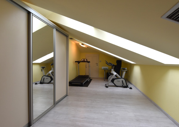 5-izbový rodinný dom s bazénom na kráľovskom pozemku (2166 m²) – Sološnica