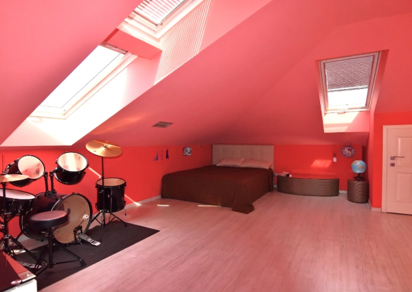 5-izbový rodinný dom s bazénom na kráľovskom pozemku (2166 m²) – Sološnica